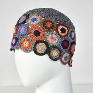 Ručno heklana lanena kapa "Krugovi"