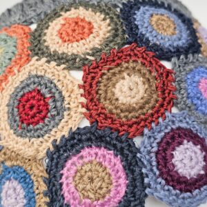 Alternative view of Ručno heklana lanena kapa "Krugovi"