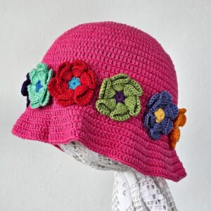 Ručno heklana šarena dječija kapa