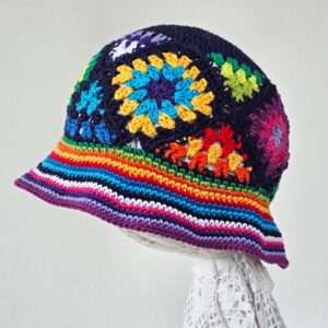 Ručno heklana dječija kapa s patchwork dizajnom